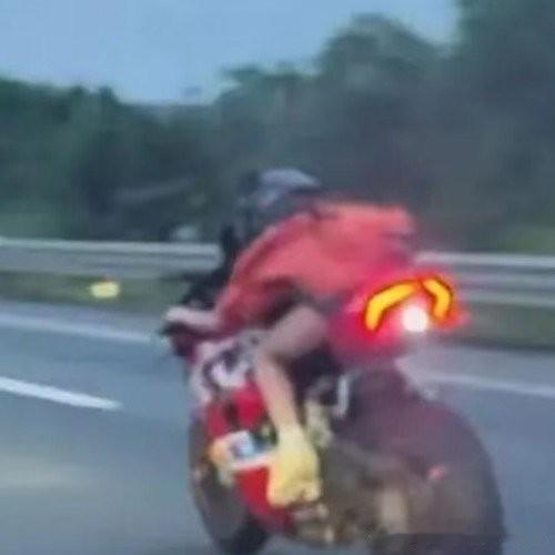 广东惠州G15沈海高速上，20岁女骑手曹某驾驶摩托车，和保时捷车主陈某在道路上追