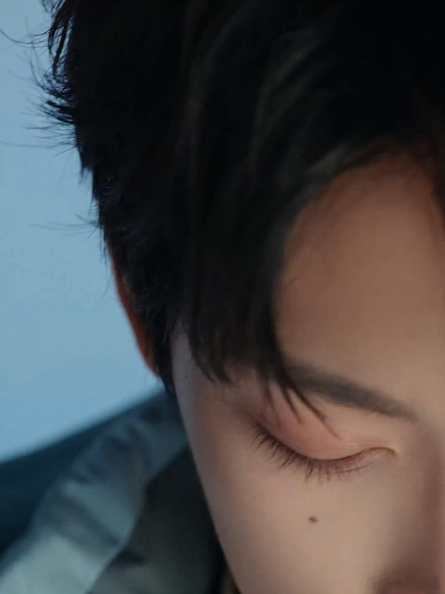 梓渝的防伪标识靠眼下痣认出梓渝 梓渝鸭鸭的眼下痣堪称“行走的防伪标识”！怼脸照里