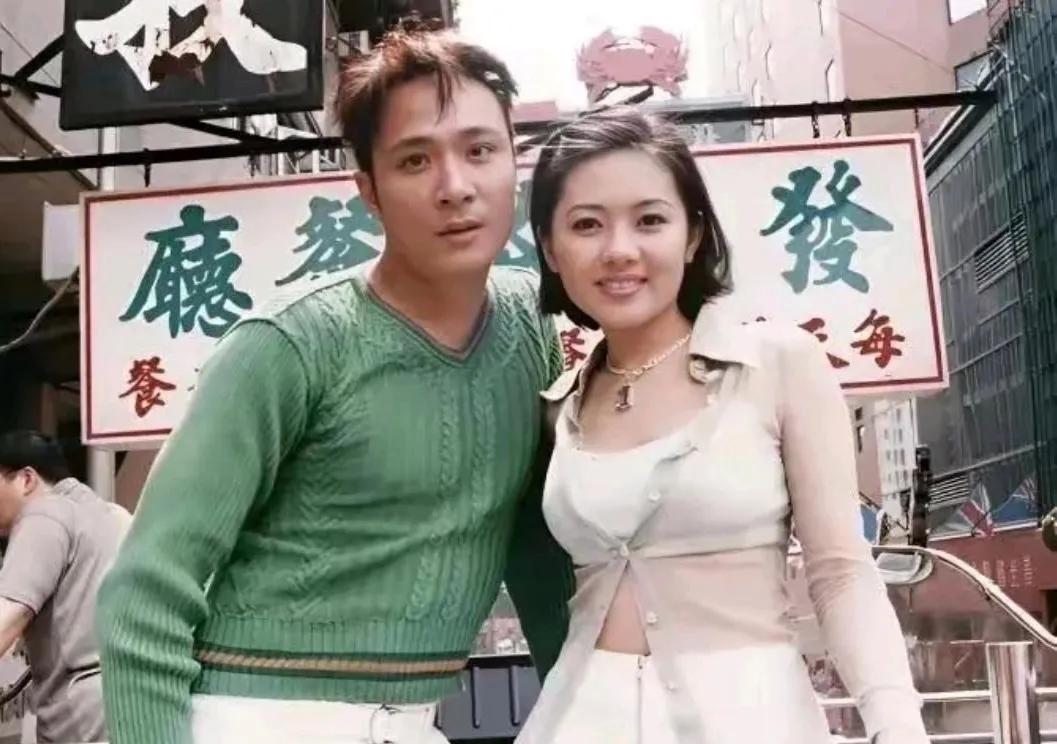在90年代那会儿，有一张吴镇宇和李丽珍的合影照片。那时的他们都才30多岁，正值风