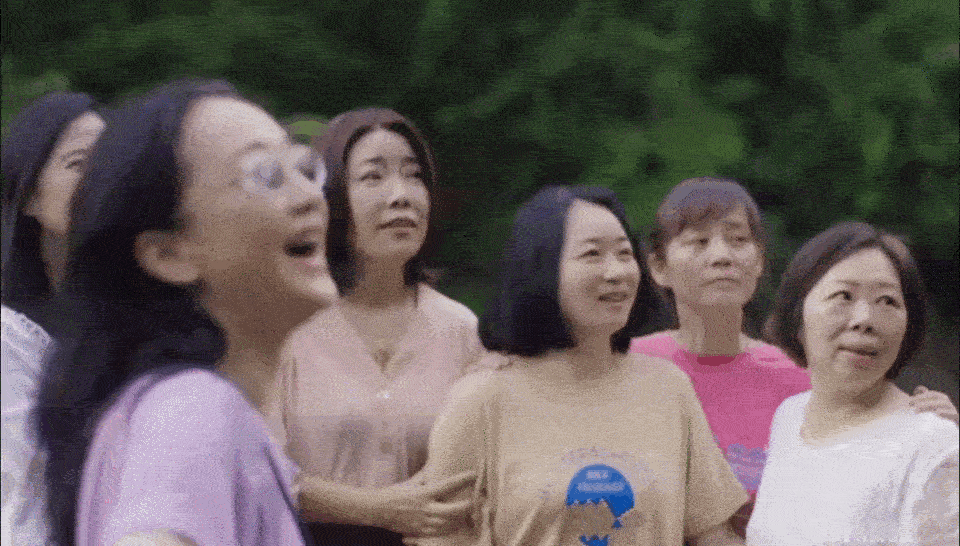 周迅和初中同学聚会，看上去比同龄人至少年轻十五岁吧？ ​​​
