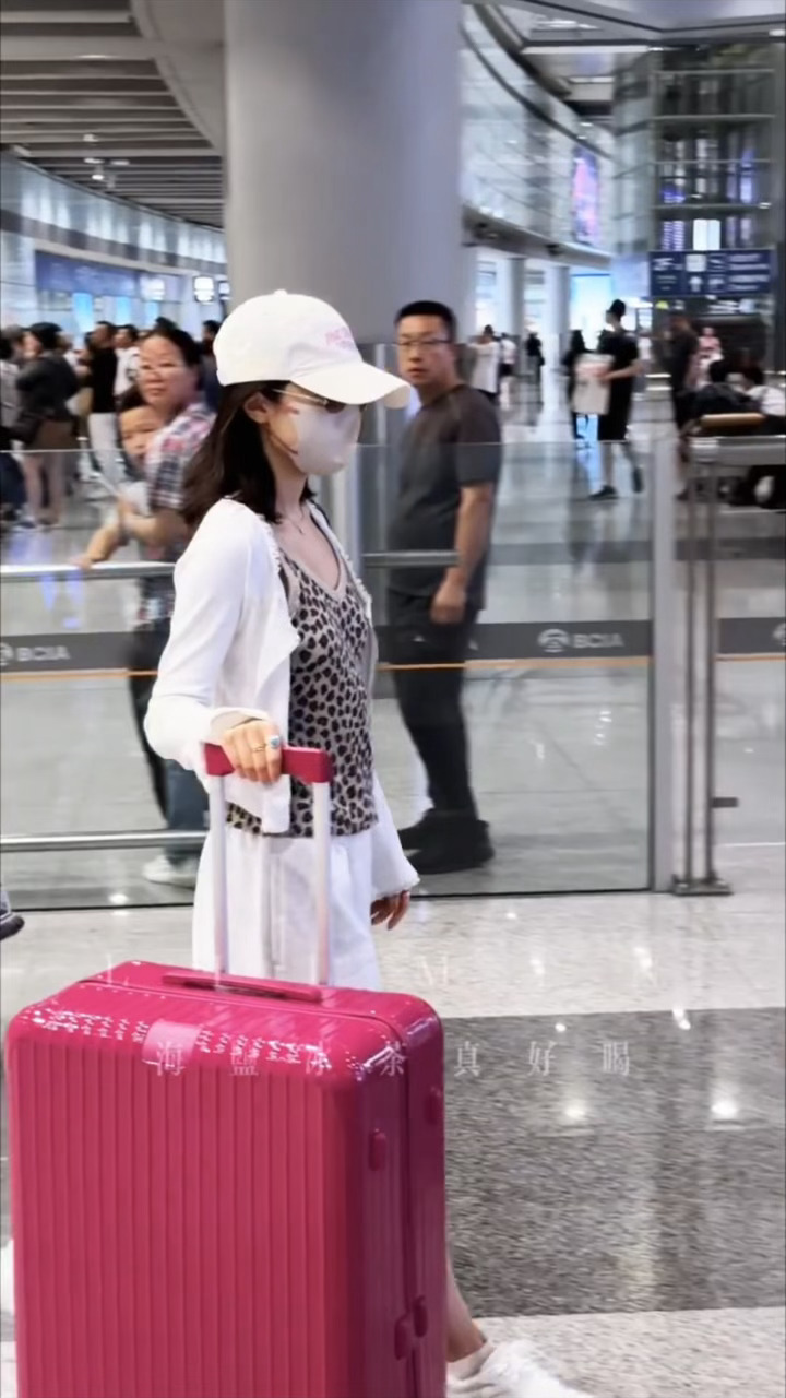 麦香：“欢迎麦总回国！”麦总：（点头）🙂↕️哈哈哈哈哈哈小老麦这个霸总气质粉丝