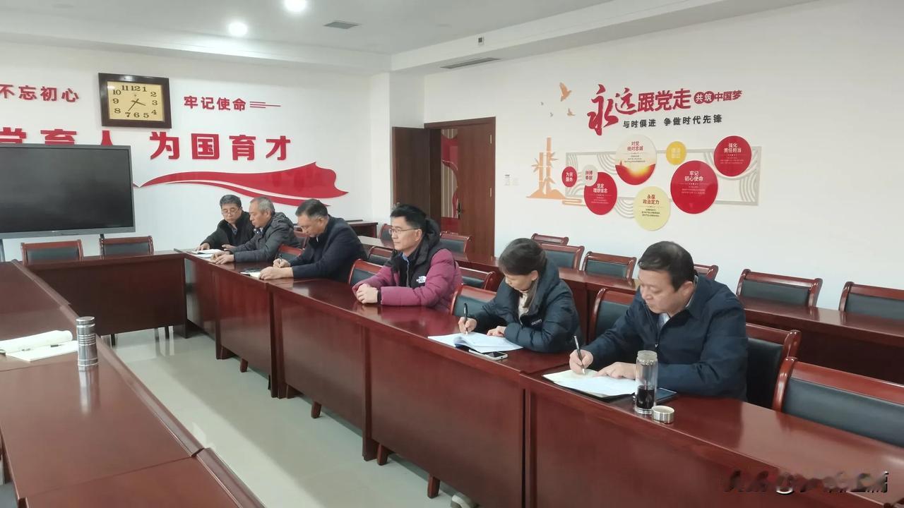 杨绛先生曾说:“世界是自己的，与他人毫不相关。”人生本就是一个人的修行 ，看似外
