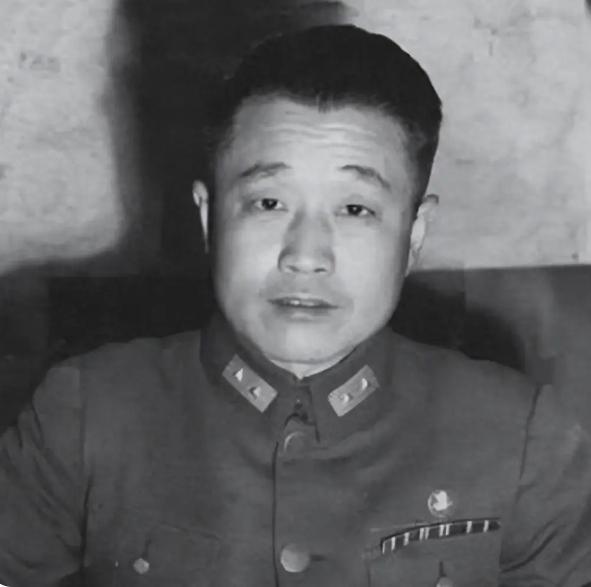 杜聿明晚年坦言：听郭汝瑰的话是本可突围的。
 
1962年，时隔十四年，杜聿明与