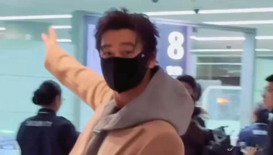 戴假发的人已经下架了，黄晓明icon这次真的被叶珂毁了。仅上映 9 天，6 天票