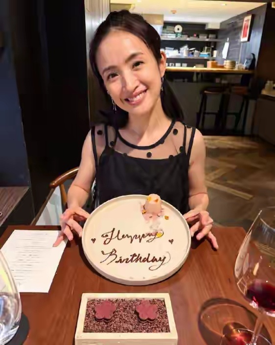 林依晨老公陪她过44岁生日，一双儿女出镜保姆跟随，婆婆出镜朴素 ​​​
