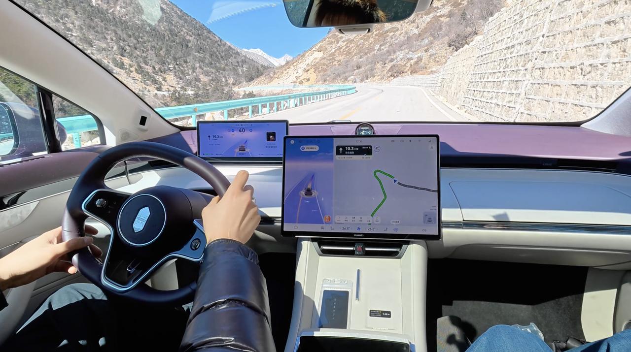 今年春节，越来越多车主选择辅助驾驶出行，而鸿蒙智行的辅助驾驶系统则成了他们旅途中