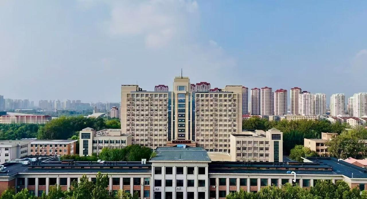 海河之畔，薪火不熄；工学传承，矢志不渝。
笃学善行，铸就工大品格；精工致远，彰显
