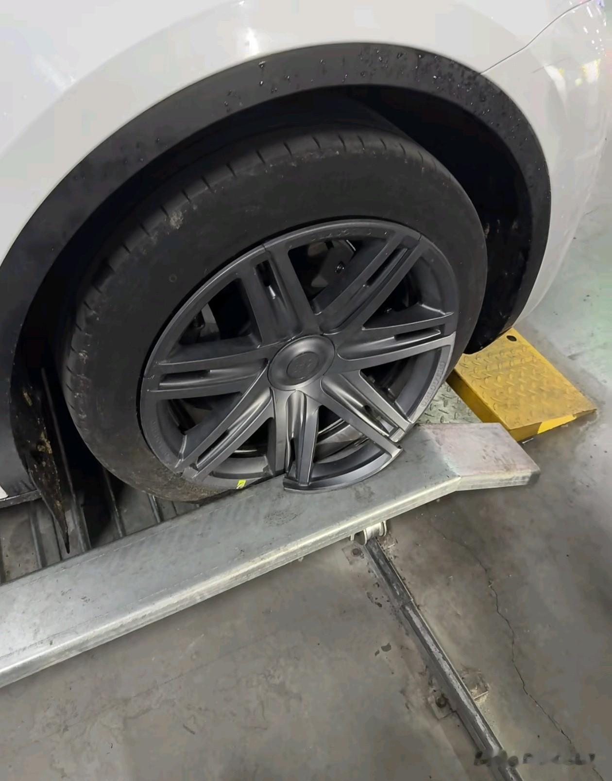 你又要长续航，又要冰箱彩电大沙发，现在又来吐槽车太宽，不好停车？不是你自己选的吗