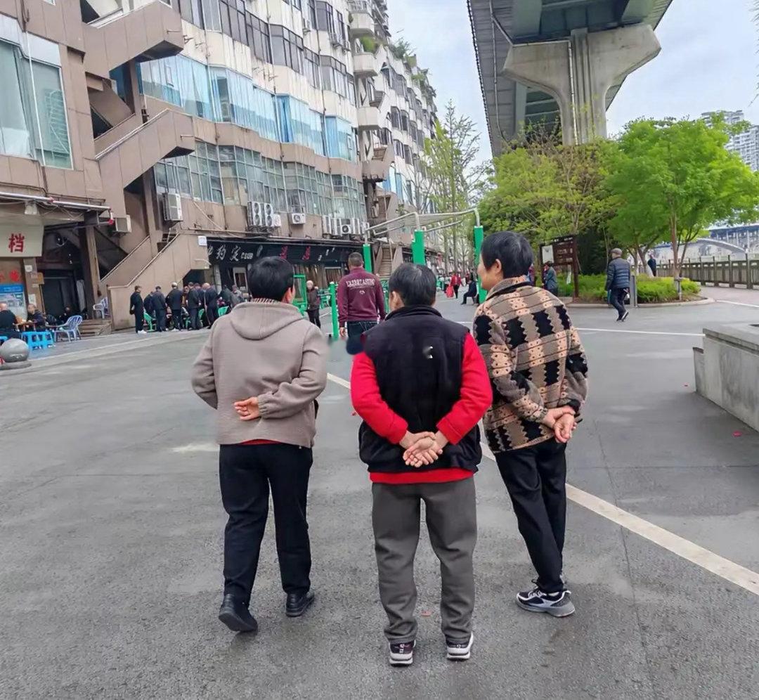 我发现了一个非常纳闷的事情，上了70岁的女性几乎都是短头发！ 