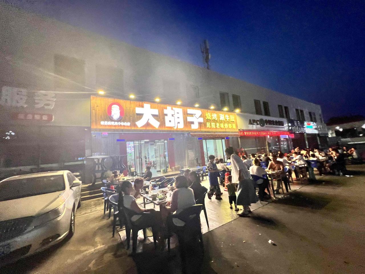 这家店的口碑比较"两极分化"，爱的人很爱，也有人吐槽服务和细节。它算是咸阳本地的