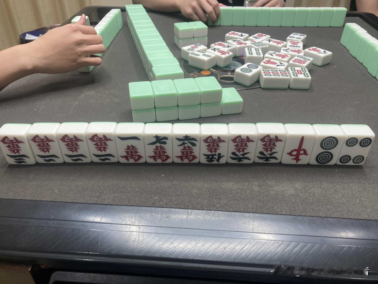 昨天看到了一把争议牌局

主视角杠了二四七八条，手里面单吊九条，不管是自摸或者接