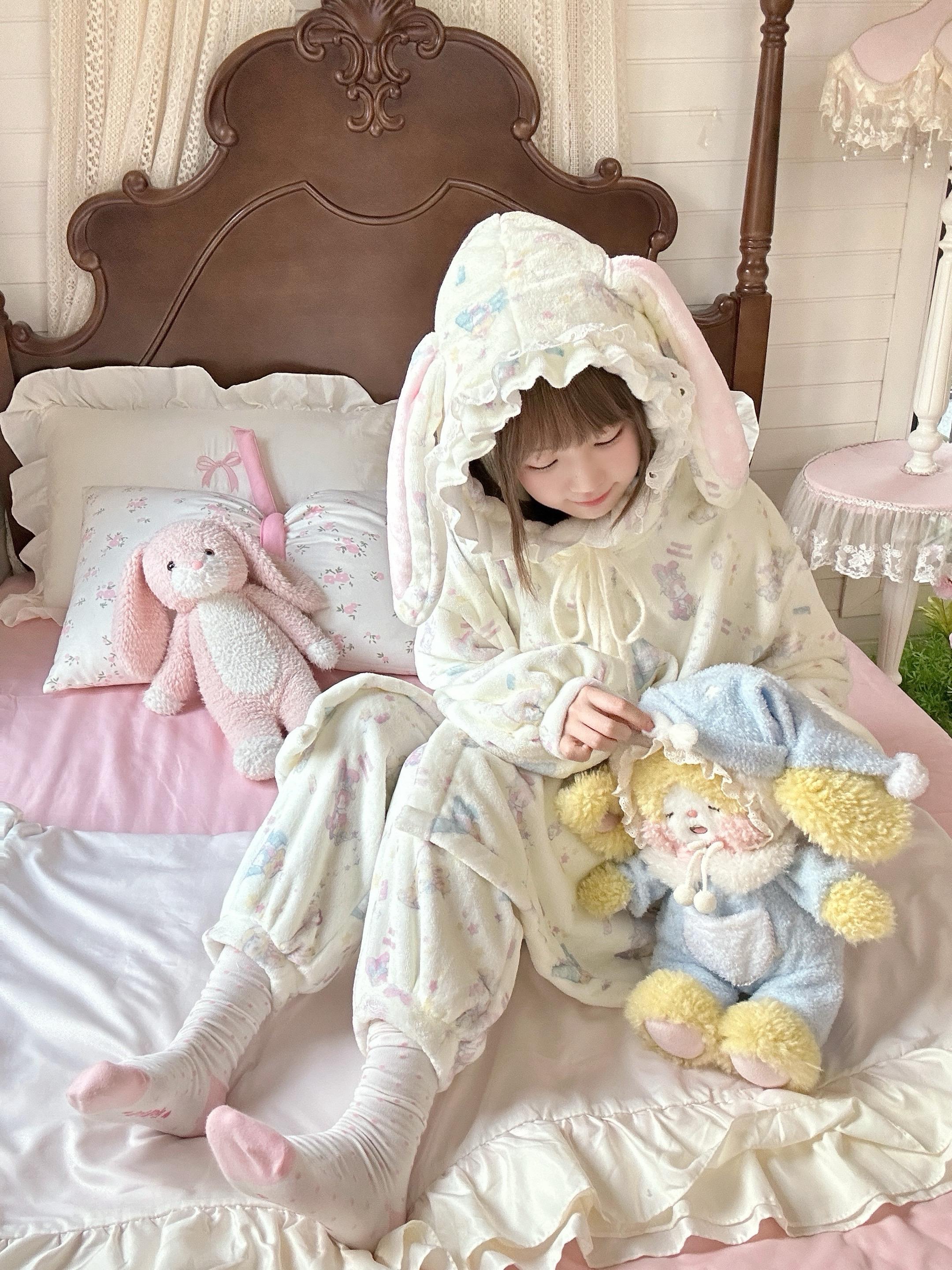 萌妹都爱的兔耳睡衣。