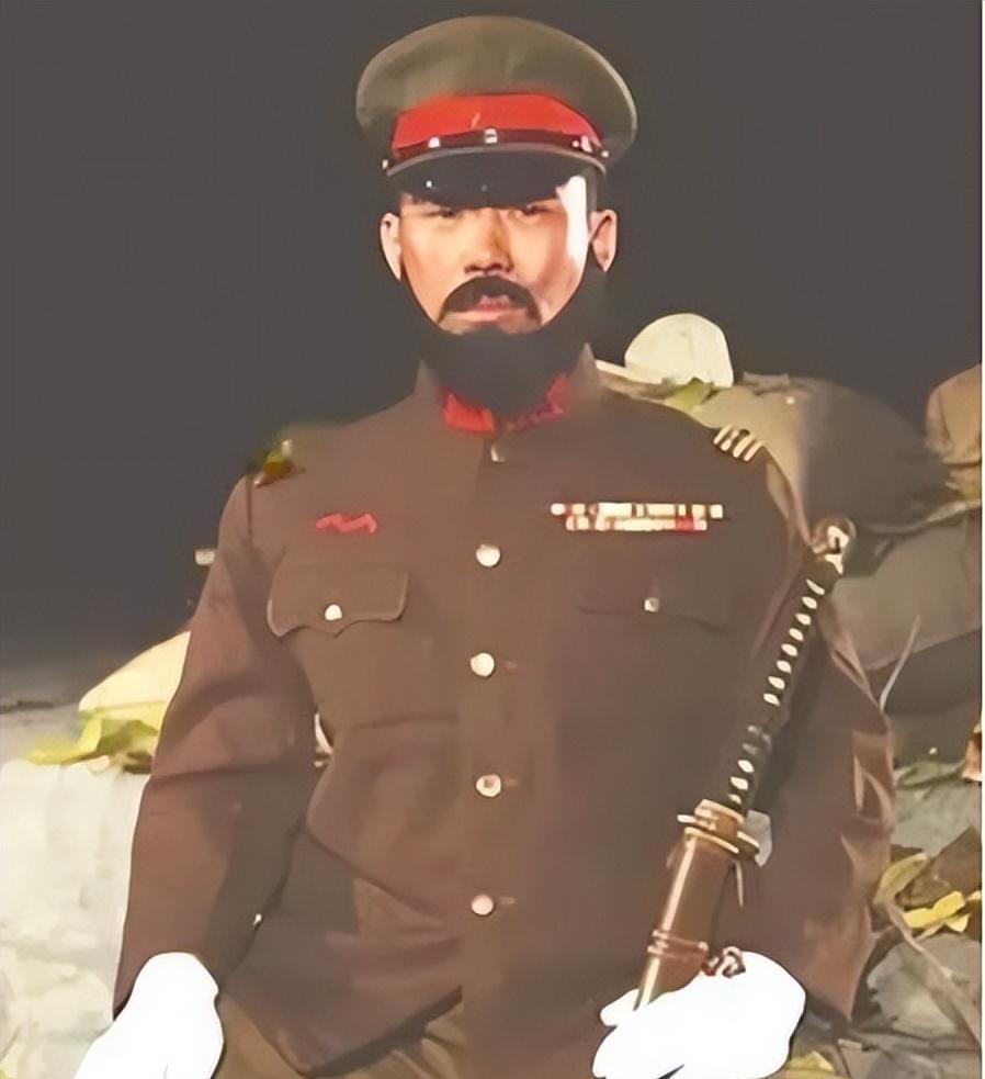 1938年夏，庐山汉阳峰的晨雾还没散，李大山趴在掩体里擦枪，对面日军阵地上突然有