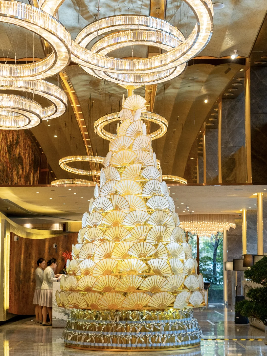 不愧是上海！1000个玻璃瓶做的圣诞树太美了