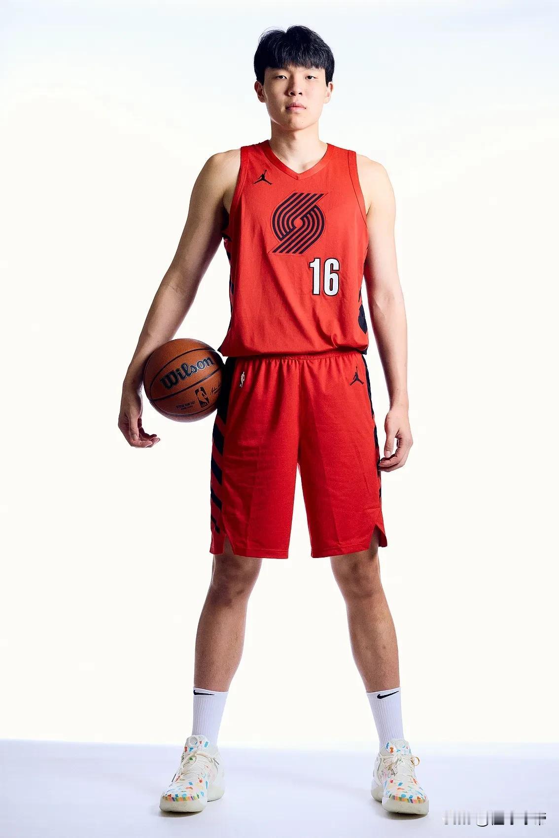 红色球衣，中国中锋，中国球迷熟悉的NBA感觉又回来了！

今天开拓者官方发布了中
