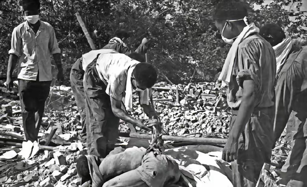 1976年，唐山大地震中，一座看守所倒塌，200多名囚犯跑出来，但他们没有选择逃
