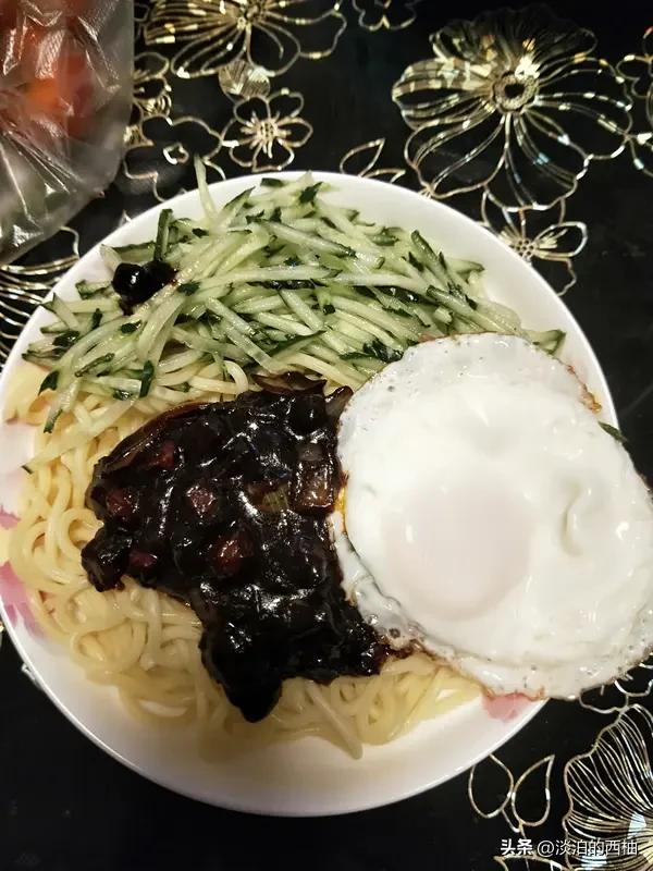 老话都说冬至饺子夏至面，夏至这天天热，来碗凉面最舒服，新麦刚收，吃面也算尝鲜。南