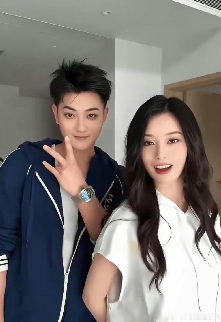 黄子韬徐艺洋生子这事， 我感觉大概率是假的， 否则新结婚的小两口，根本没有理由隐