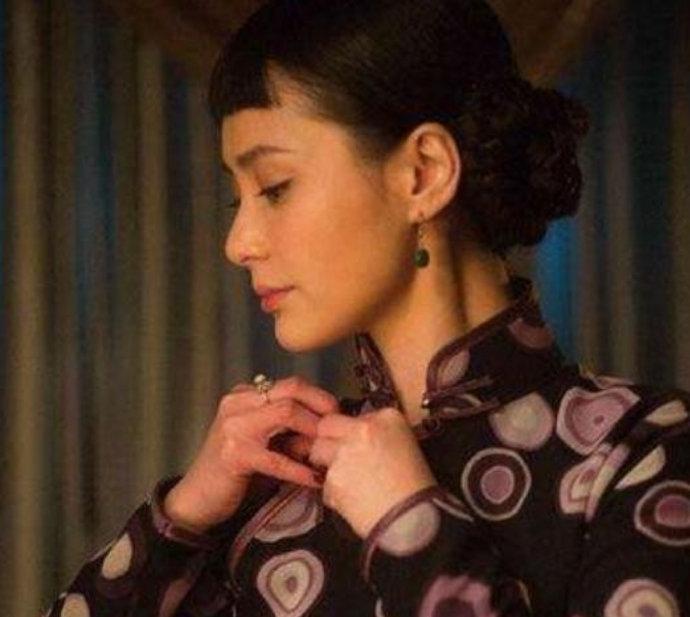 1945年，四川，一个老军阀摊上了一桩说不清、道不明的事。 
 
他叫杨森，打了