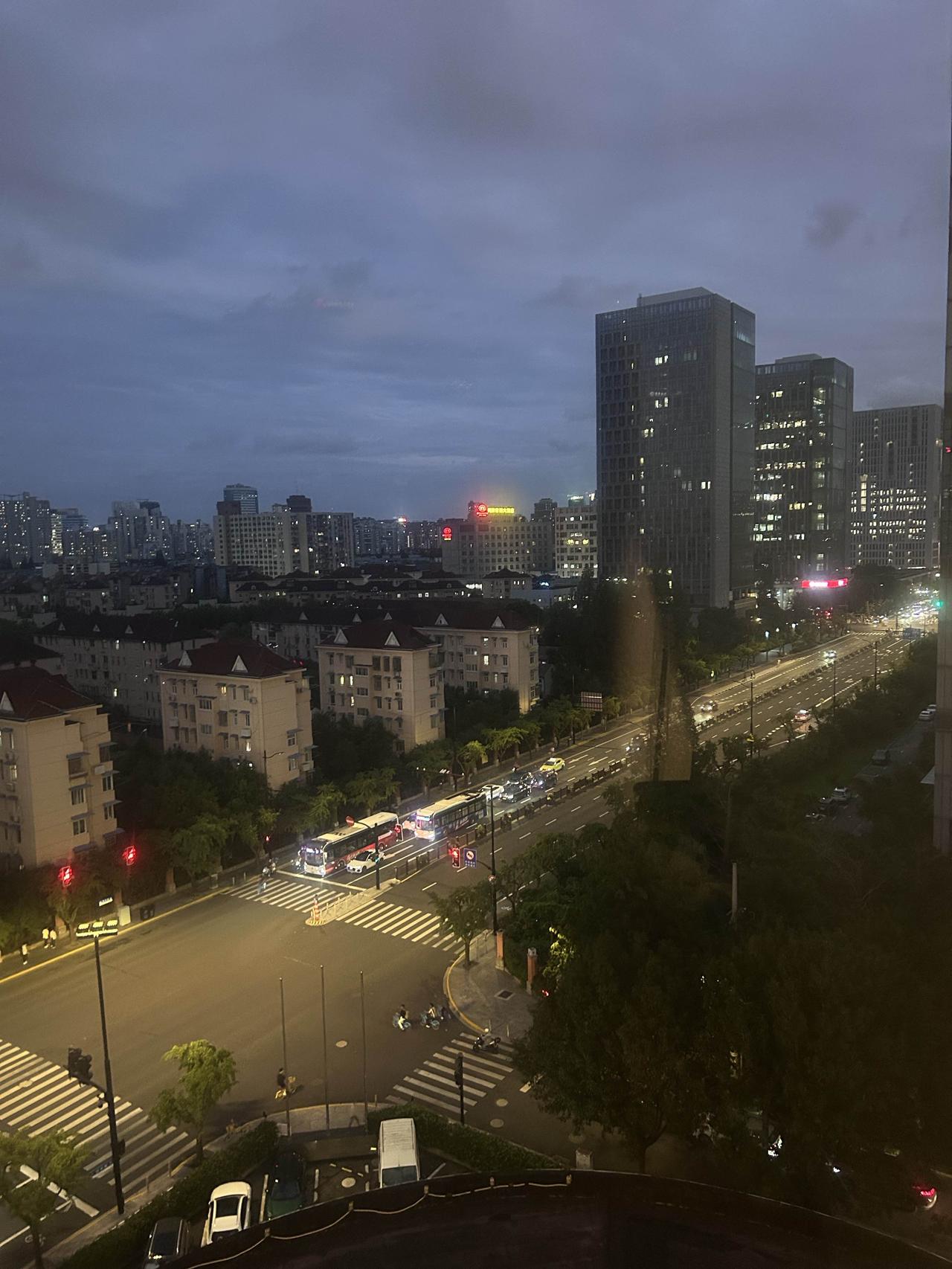 9月12日，上海四平路上的夜景。暮色漫过城区，傍晚的天空晕着灰蓝，薄云轻轻铺展，