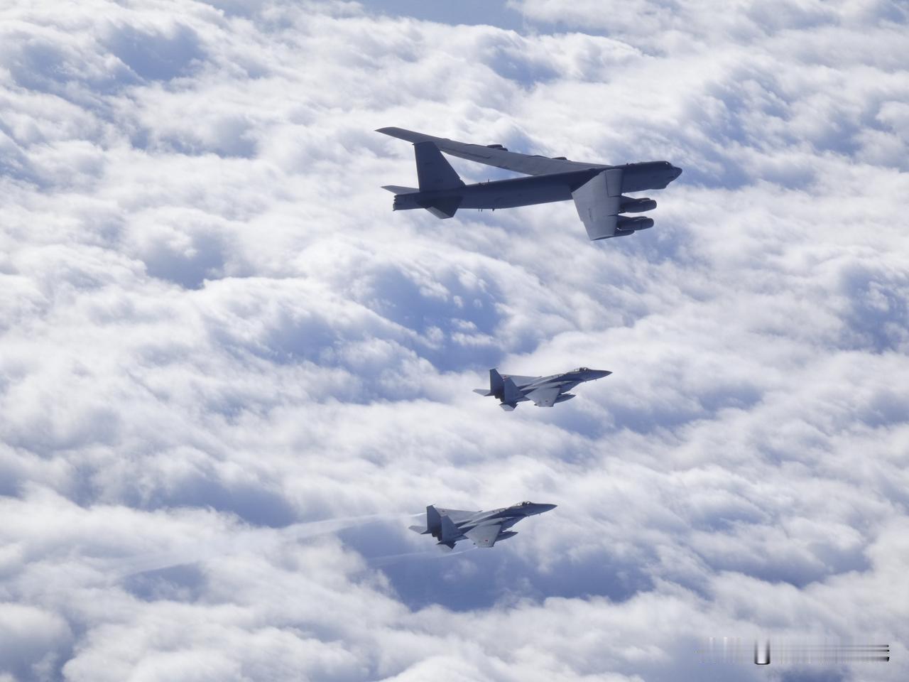 美国空军最近在关岛安德森空军基地部署了B-52H战略轰炸机，同时在中东地区动用了