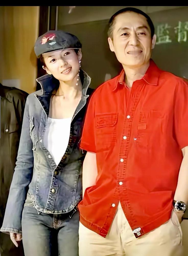 年轻时的张艺谋和章子怡，当时章子怡24岁，张艺谋应该50左右。

他们当时是因为