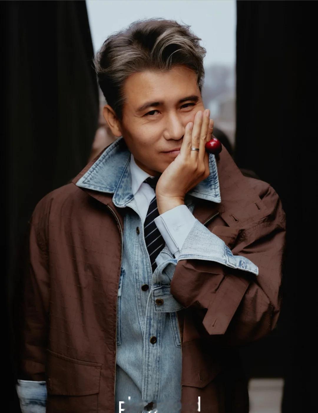 8ON8 | 李乃文
@李乃文 身穿8ON8 SS26系列棕色格子棉质薄夹克，登