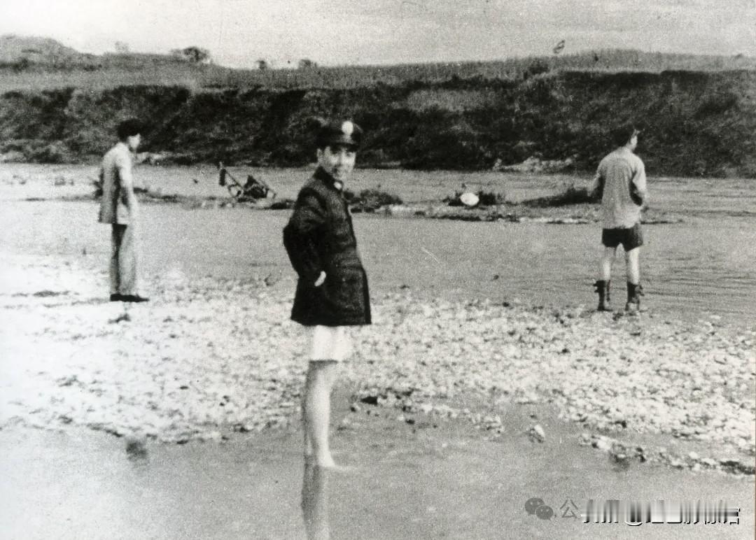 这张黑白照片记录的是1946年周恩来赴宣化店谈判途中，徒涉滠水河的历史瞬间，背后