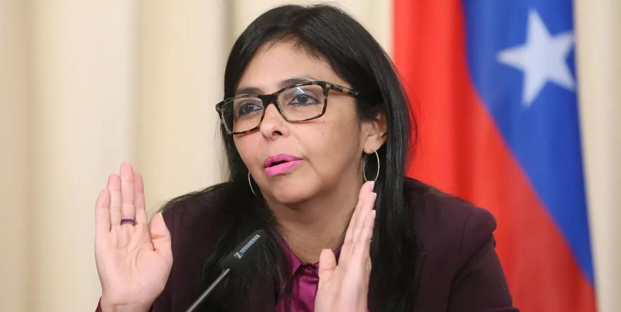 调令下达的瞬间，整个总统府的警戒圈重设。洛佩斯将军上位不到两个小时，卫队外围火控