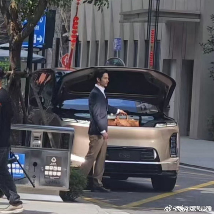 蔚来ES9的前备箱没有在正前方开口，和蔚来ES8、乐道L90不一样这事。在1年前