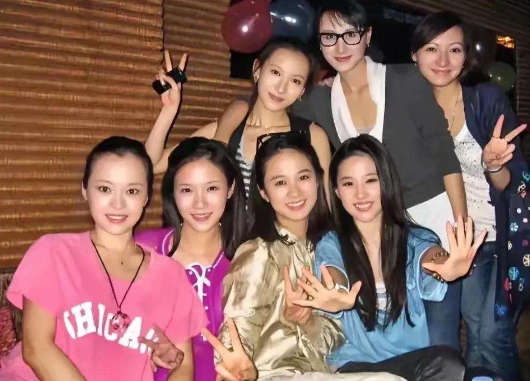 哇，七仙女下凡啦
发现没有？和刘亦菲合影的这六位美女
个个都那么美，个个都美若天