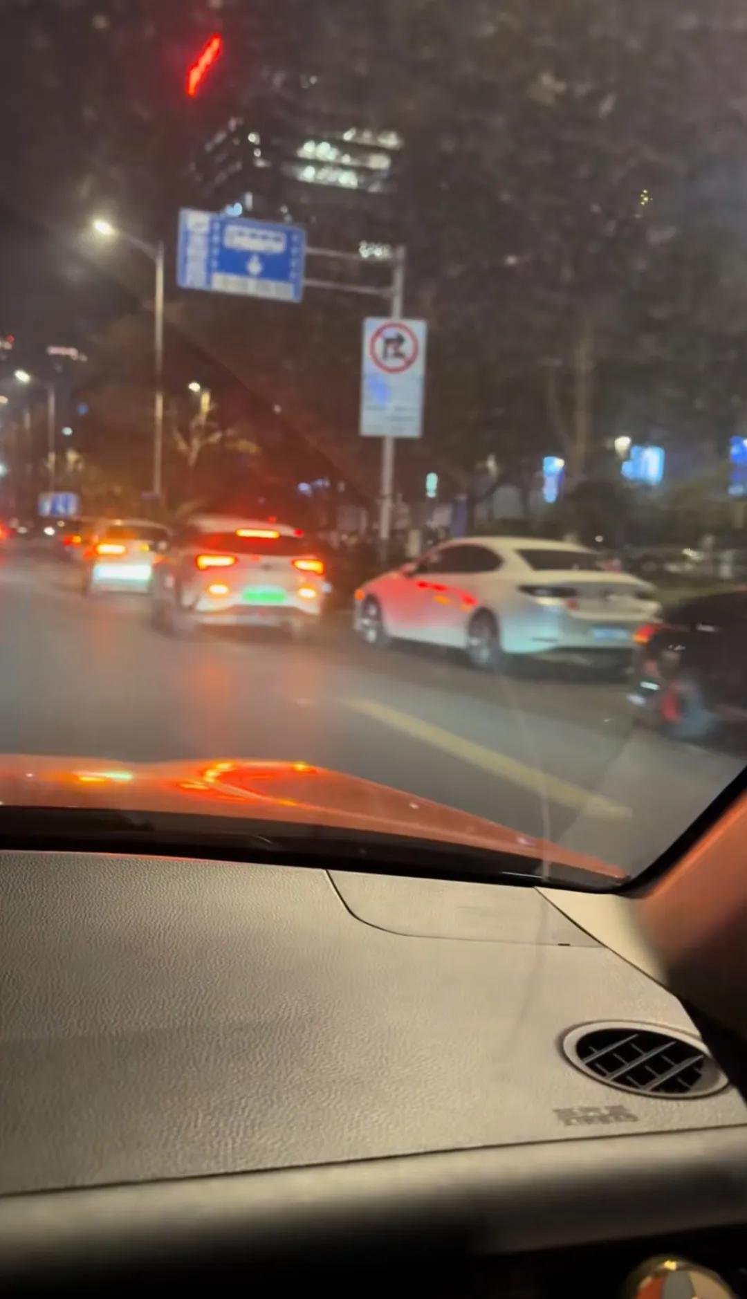 南京导航失灵，一堆车主停在路边手足无措，终于看出来现在导航的重要性了吧。