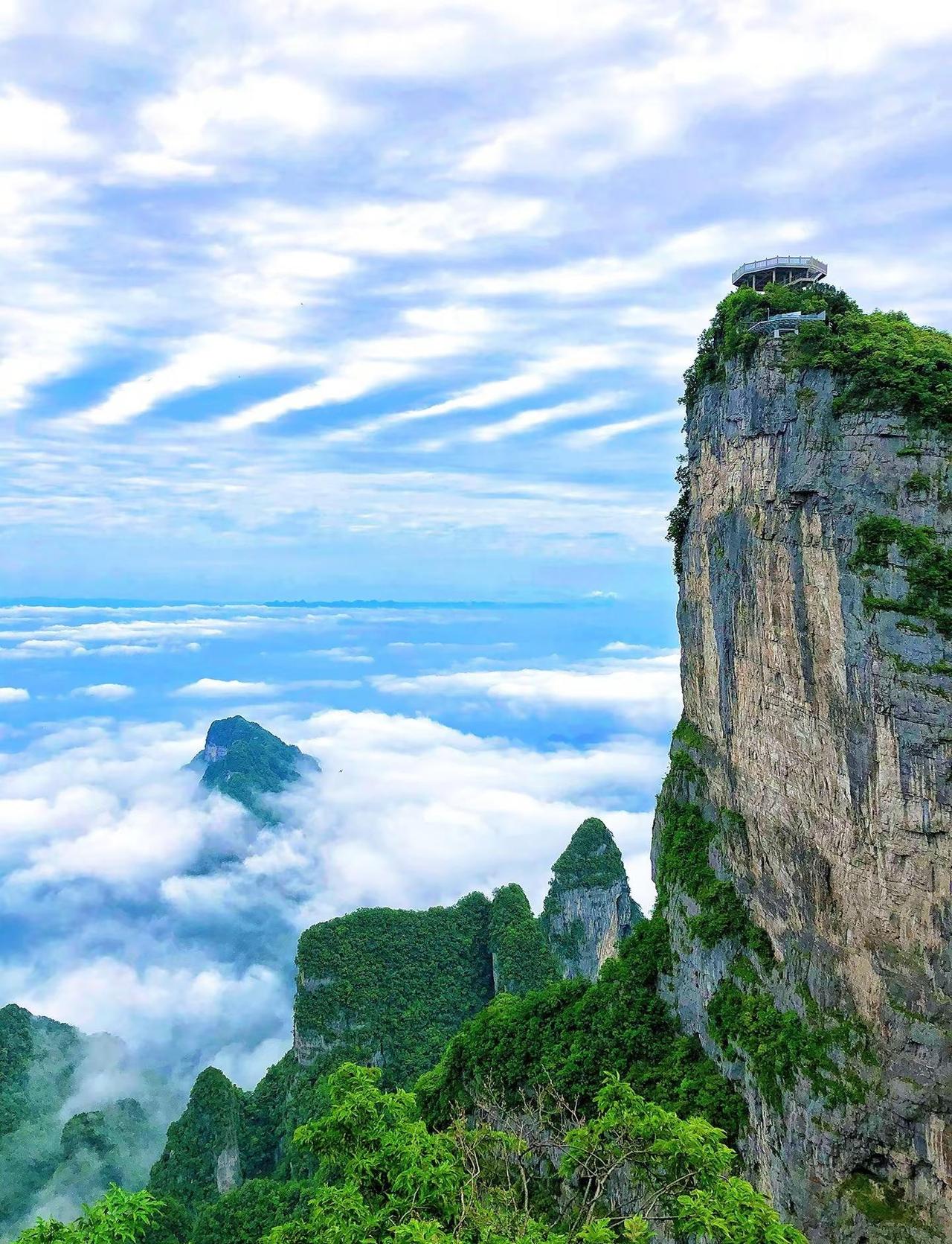 云海漫过山腰，风吹散了烦恼这一刻，心也静下来了如果现在让你逃离城市你最想和一起来