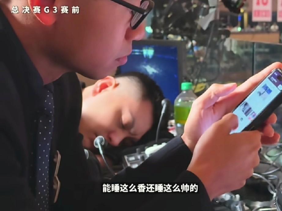 杨鸣指导太让人心疼了，解说比赛前发烧头痛，趴着解说桌子就睡了！

杨鸣彼此赴美解