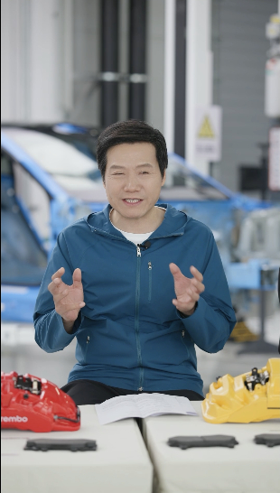 雷军让工程师连夜装回新SU7 在今晚的雷军新SU7拆车直播中，坦言，拆车难，装车