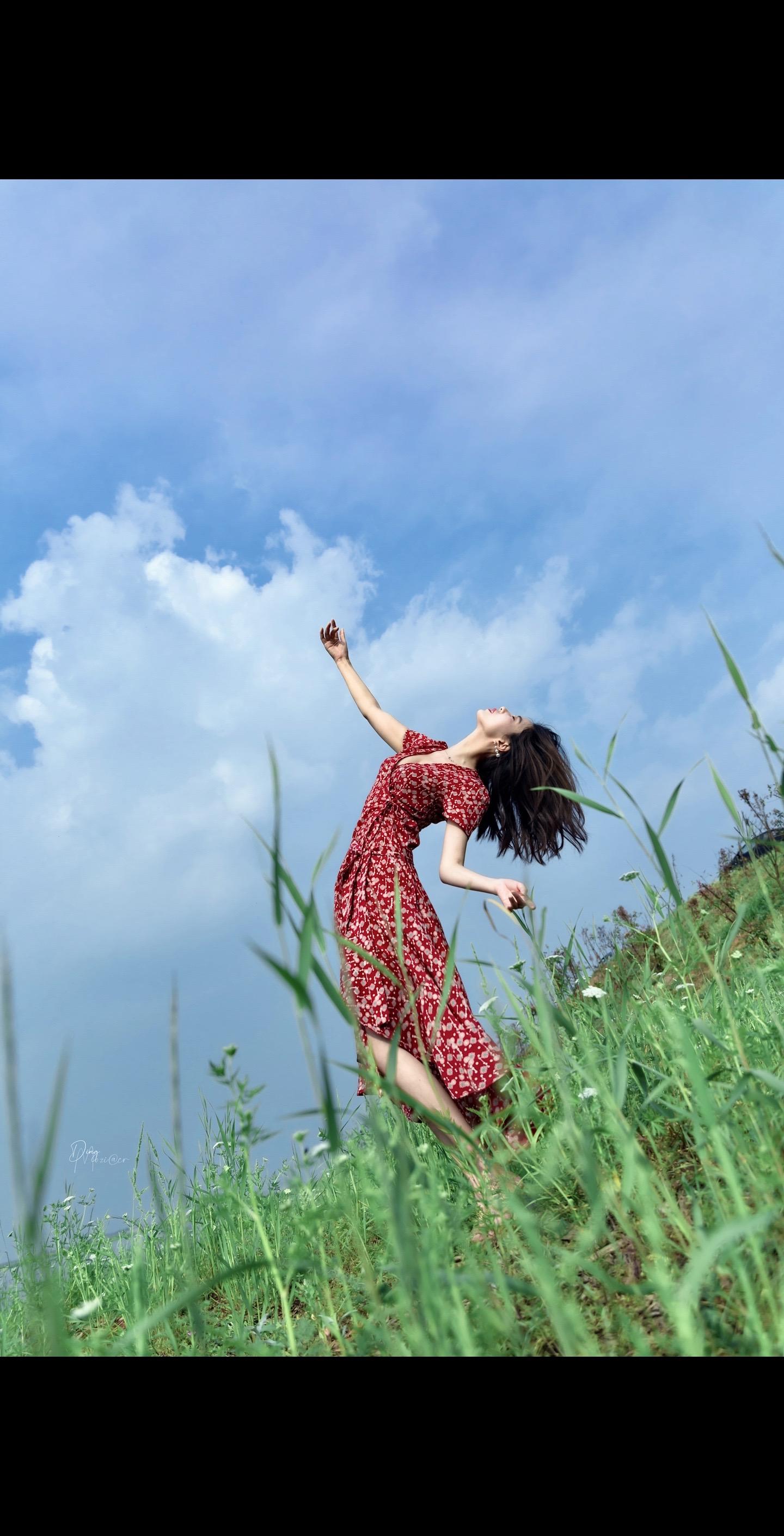 无边 炎夏的洗礼。《氛围感写真》
自由的灵魂，飞翔于无边的旷野，
蓝天、白云、湖泊、绿草、
一抹红带来的色彩斑澜！
摄影师：丁子墨
模特： 
拍摄地点：武汉 府河湿地
拍摄器材：佳能5D3  适马24-70镜头