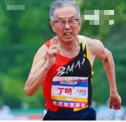 8月25日，2026年韩国大邱世界大师田径锦标赛上，一名82岁中国老人丁明夺得M