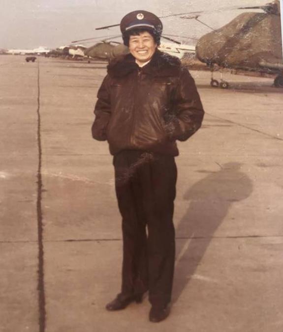 1964年，年轻女飞行员奉令，执行绝密任务，她刚落地，摄影师便急匆匆拉她拍照，说