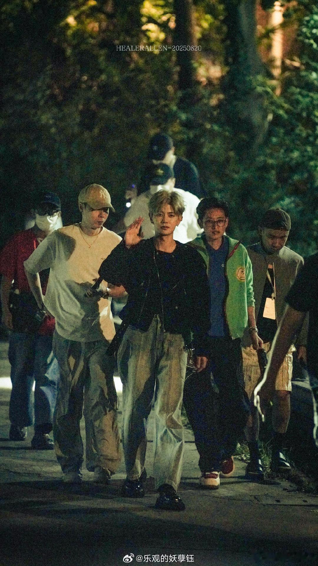 任嘉伦夜 2 十二门前融冷光，二十三丝动紫皇。一曲箜篌。消融了西州十二道门前的冷