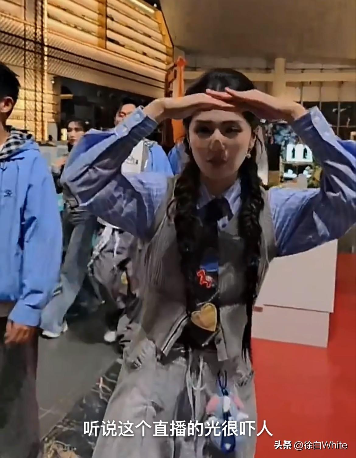 3月28日，奔跑吧直播，给我看乐了！
现场的灯不太行，导致大家面对镜头时都是快闪