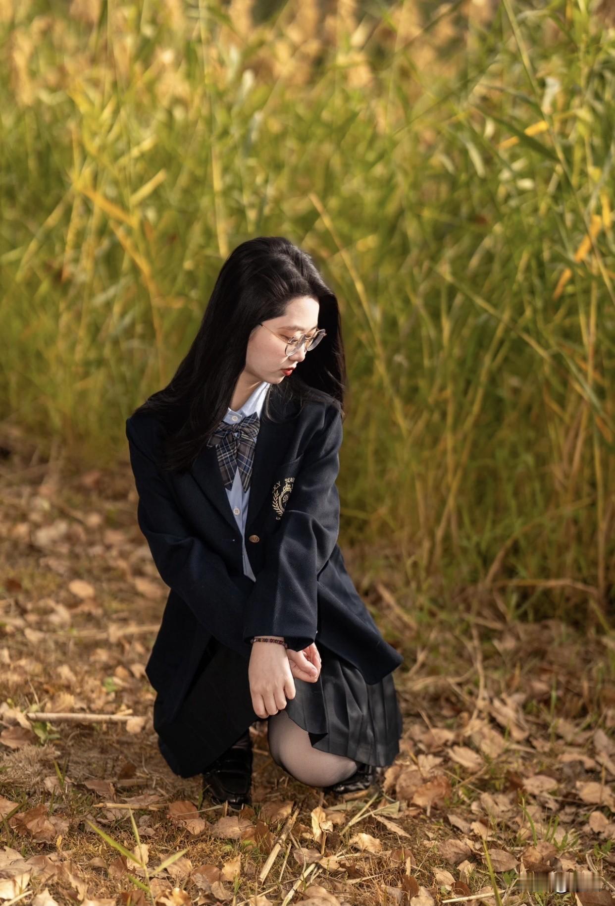 分享随手拍的美照秋日校园，少女静坐长椅，沉思阅读。