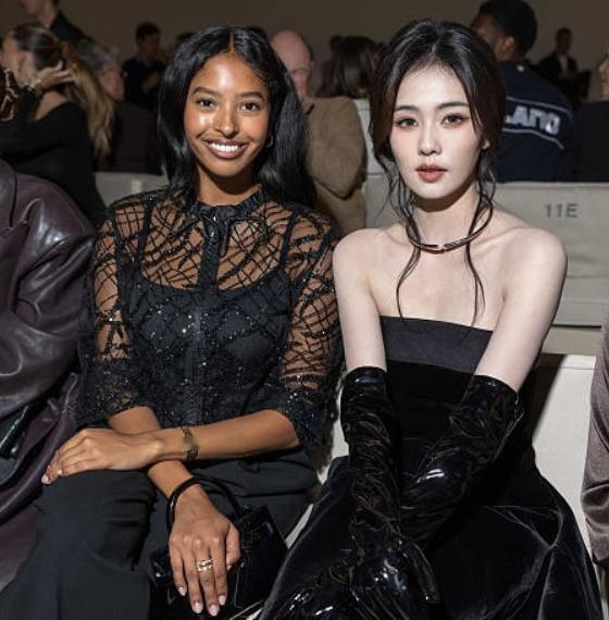 黑珍珠vs白玫瑰！科比大女儿与白鹿同框看秀，东西方审美的正面对碰！

大家喜欢谁