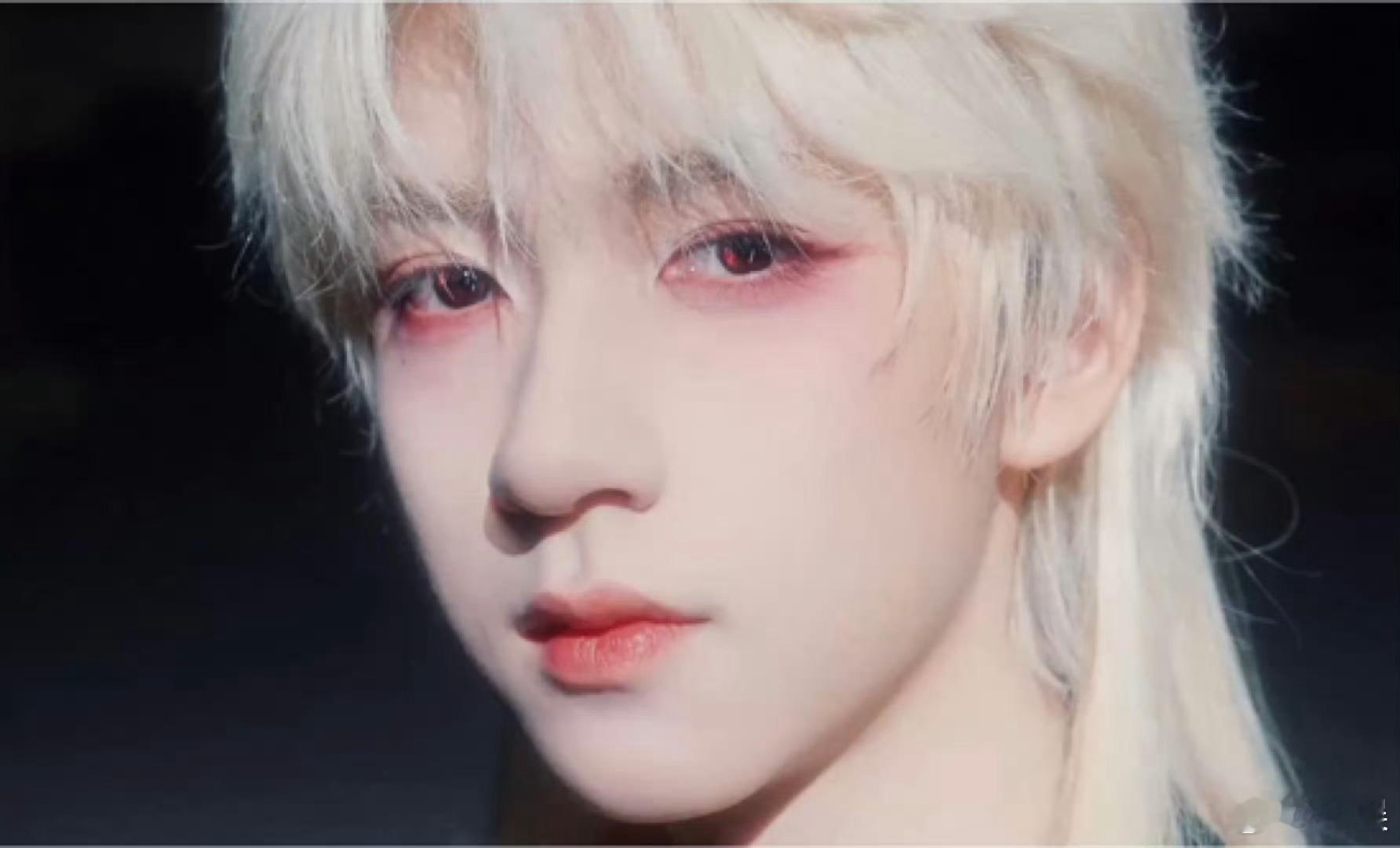 贺峻霖白色长发贺峻霖长白发请让 贺峻霖把这个白色长发焊在身上！也太帅了！会是广州