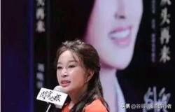 在演艺圈这片充满聚光灯与竞争的世界里，七十五岁的刘晓庆仿佛是一位来自平行时空的“