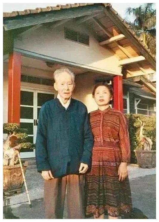 下图是1988年，被软禁长达33年之久的孙立人将军，重获自由后，和妻子拍摄的一张