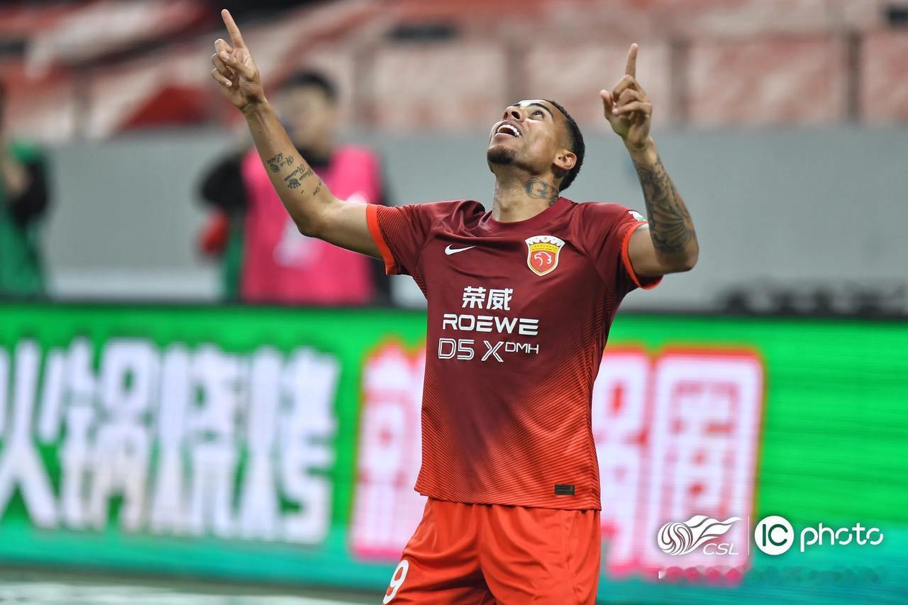 上海海港队主场1:1平，这两点有惊喜也有不足

1、中后卫找到了最佳组合
张琳芃