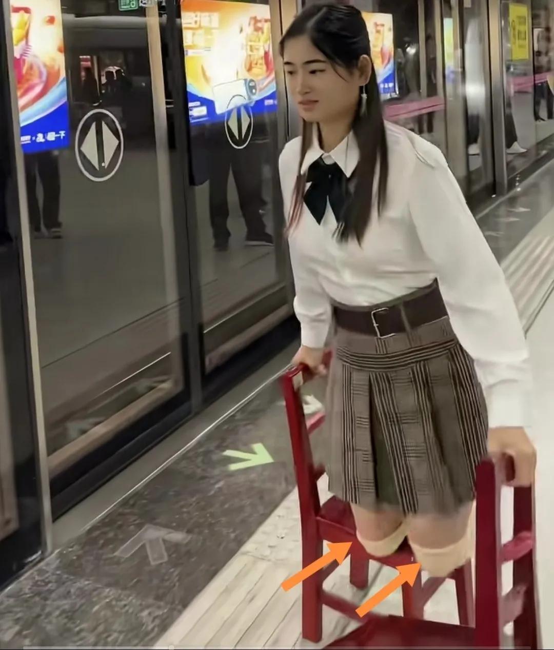 广州地铁天河二号线一无双小腿女生靠一对小红凳子当腿出行，让人心生敬佩和泪目。