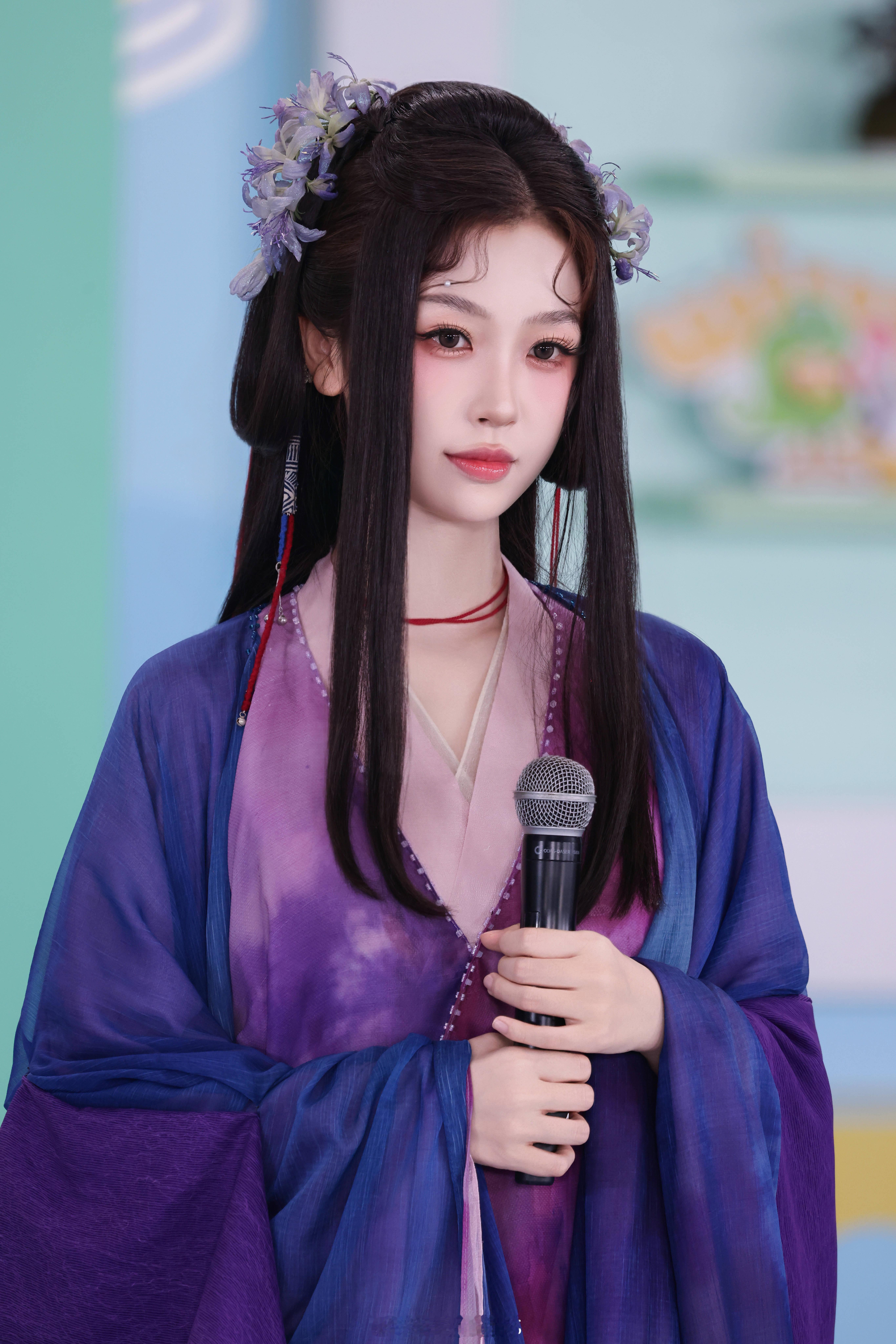 说明虞书欣待人真诚呀！两位友谊长存，期待欣欣子新剧念相思长生骨啦！周梓倩探班虞书