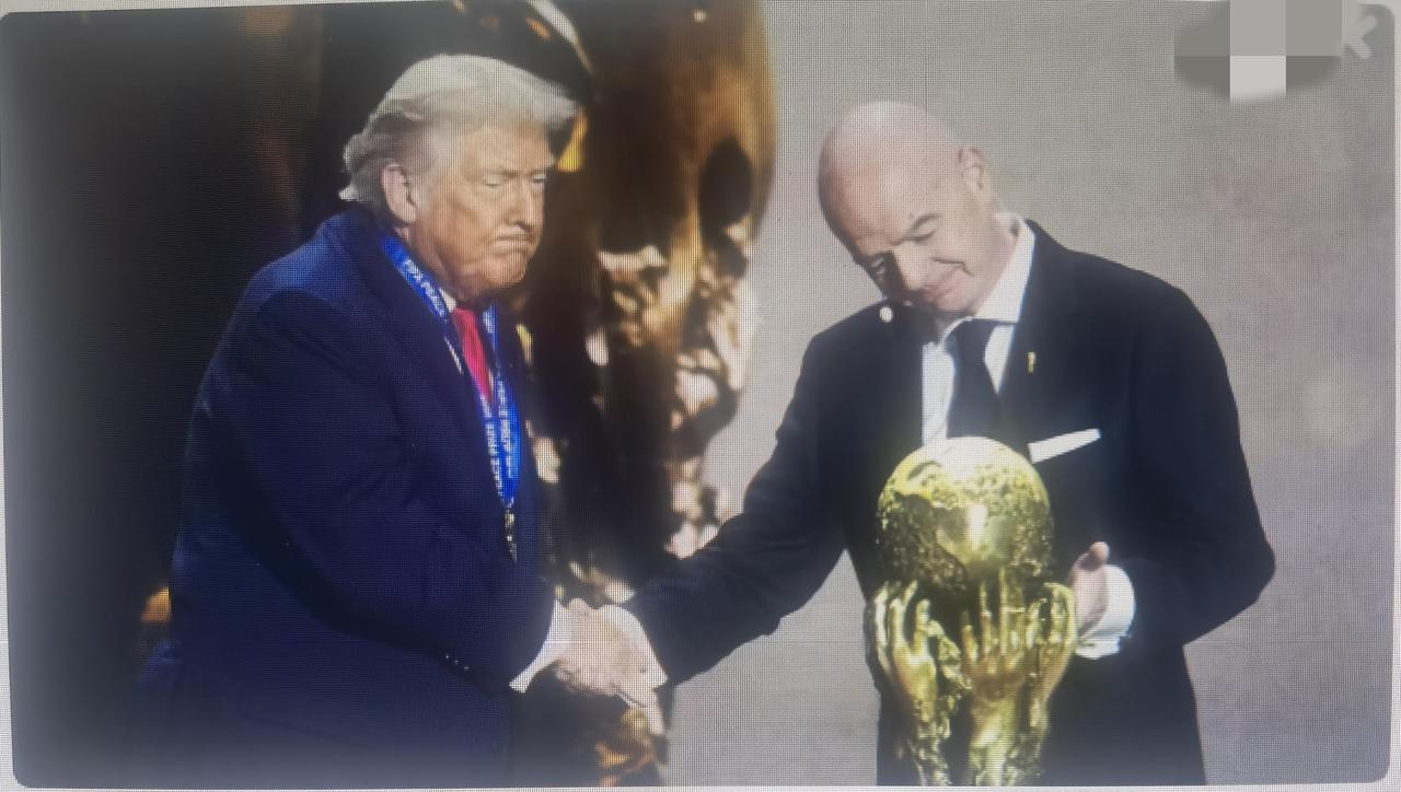 国际足联新设和平奖 授予美国总统特朗普："表彰其为加沙和平的外交努力" 
   