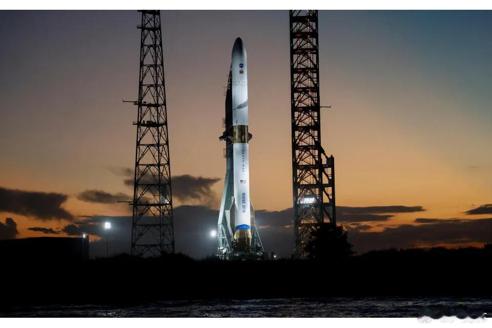 目标——月球：随着此次成功，意图追赶马斯克的贝索斯有望加快发射节奏并降低成本。这